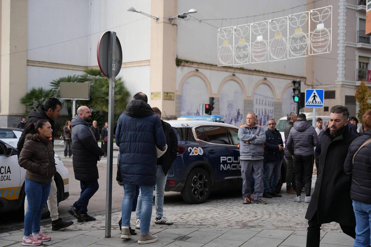Fotogalería | Exterior del edificio de la Diputación de Badajoz, desalojado por un aviso de bomba