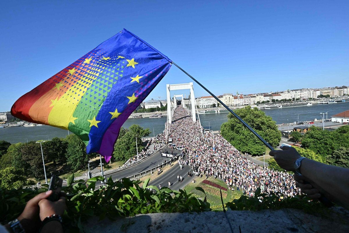 Personas participan en el desfile del Orgullo de Budapest en el centro de Budapest el 28 de junio de 2025. (Foto de Attila KISBENEDEK / AFP) Personas participan en el desfile del Orgullo de Budapest en el centro de Budapest el 28 de junio de 2025. (Foto de Attila KISBENEDEK / AFP)