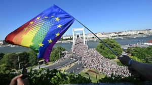 Personas participan en el desfile del Orgullo de Budapest en el centro de Budapest el 28 de junio de 2025. (Foto de Attila KISBENEDEK / AFP)