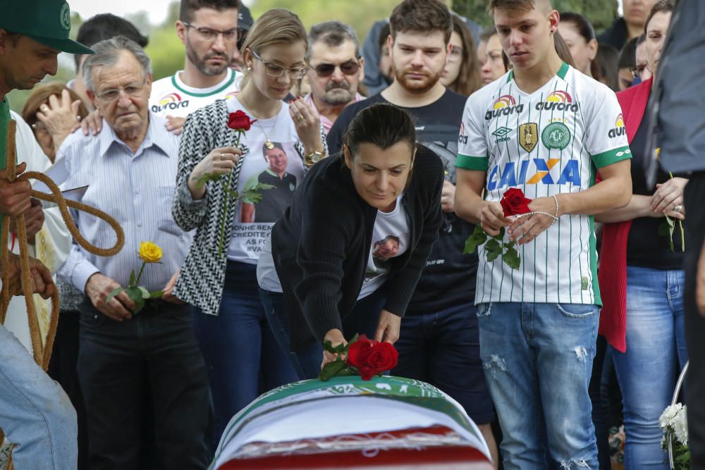 Dolor y emoción en el entierro de los jugadores del Chapecoense