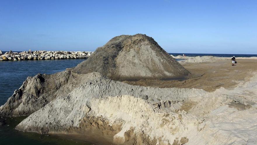 Las pirámides del Perellonet continúan a la vista por la lenta regeneración natural