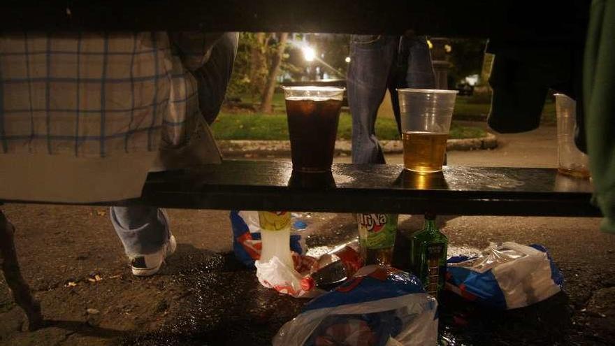 Jóvenes hacen &#039;botellón&#039; en los jardines de Méndez Núñez.