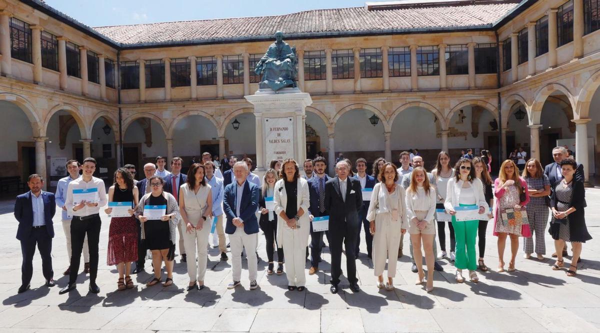 Los participantes de la XIV edición del programa de mentoring, junto a sus mentores, ayer. | Miki López