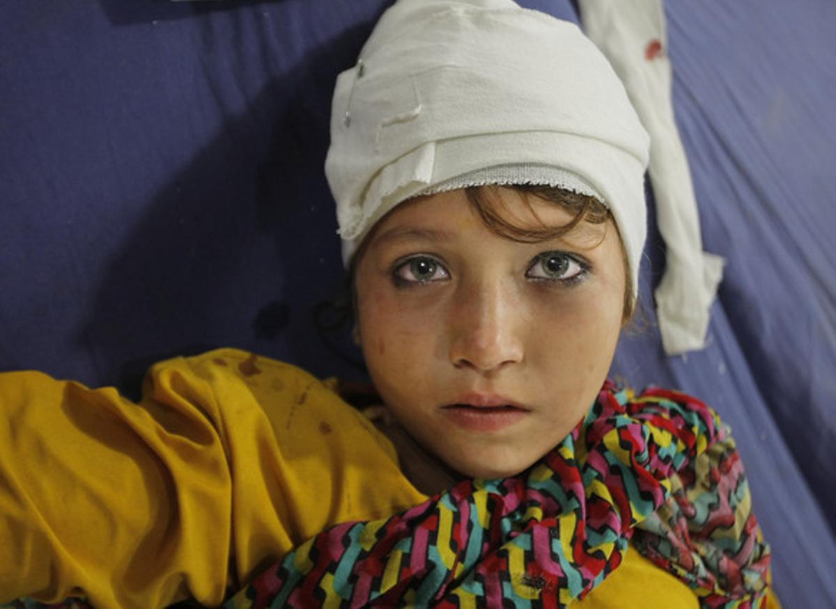 Una niña herida a causa del terremoto recibe tratamiento en un hospital de la localidad paquistaní de Peshawar.