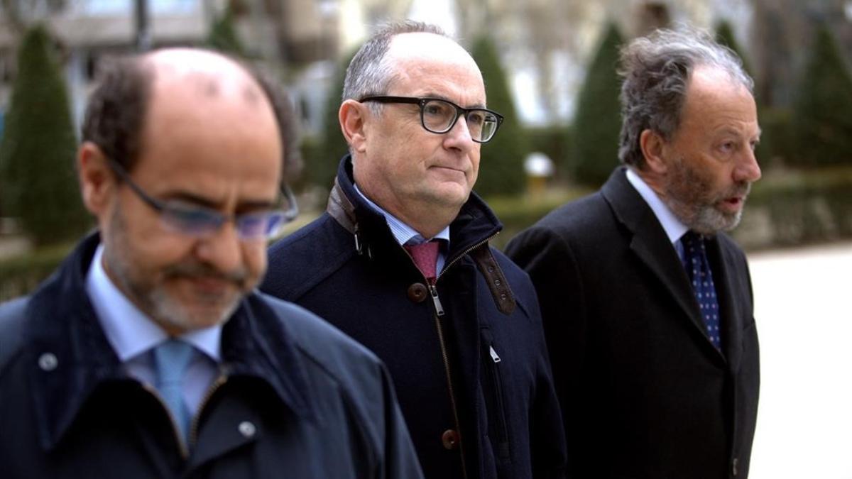 El exvicepresidente de la CNMV Fernando Restoy, en el centro, a su llegada a la Audiencia Nacional