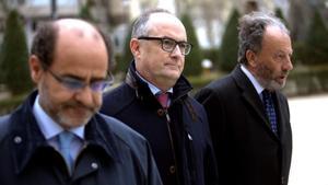 El exvicepresidente de la CNMV Fernando Restoy, en el centro, a su llegada a la Audiencia Nacional.