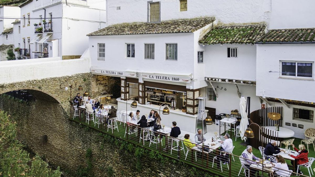 Descansa en uno de sus restaurantes a la vera del rio Trejo
