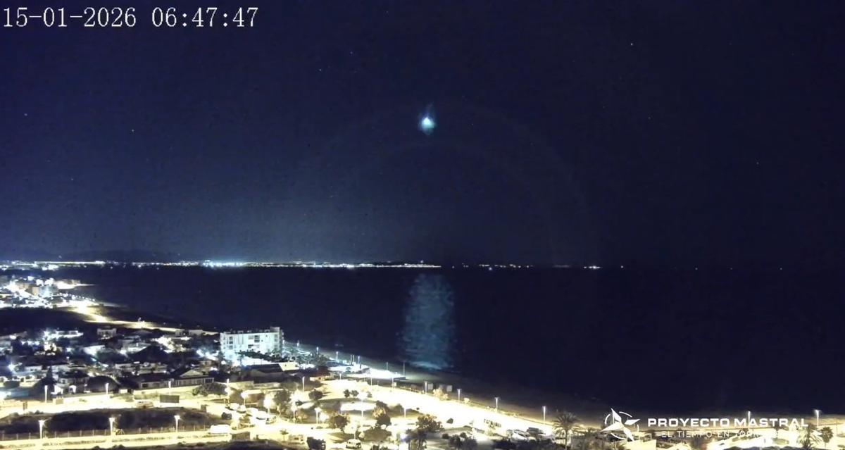 El brillante bólido captado en el cielo de La Mata quedó reflejado sobre el mar.