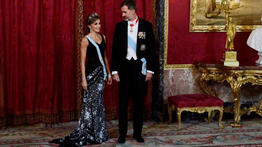 La Reina Letizia con la falda de Caprile