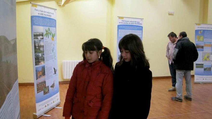 Vecinos de Villaveza del Agua en una pasada exposición organizada en el edificio de la Casa de Cultura.