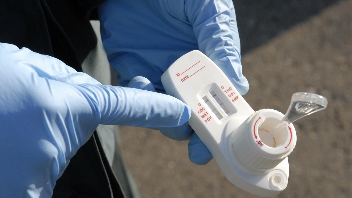 Un agente de la Guardia Civil muestra el test de drogas que la Dirección General de Tráfico ha puesto en marcha en las carreteras españolas.