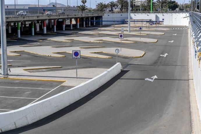 26-03-20  GRAN CANARIA. AEROPUERTO DE GRAN CANARIA. INGENIO TELDE. . Efecto del Covid-19 en el Aeropuerto de Gran Canaria, plataforma de aparcamiento de aviones vacía, últimos turistas y últimos en llegar.  Fotos: Juan Castro.