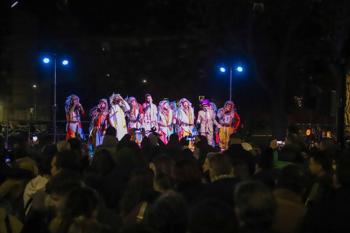 La murga Yo no salgo durante su actuación en las Candelas de la Margen Derecha 2026.