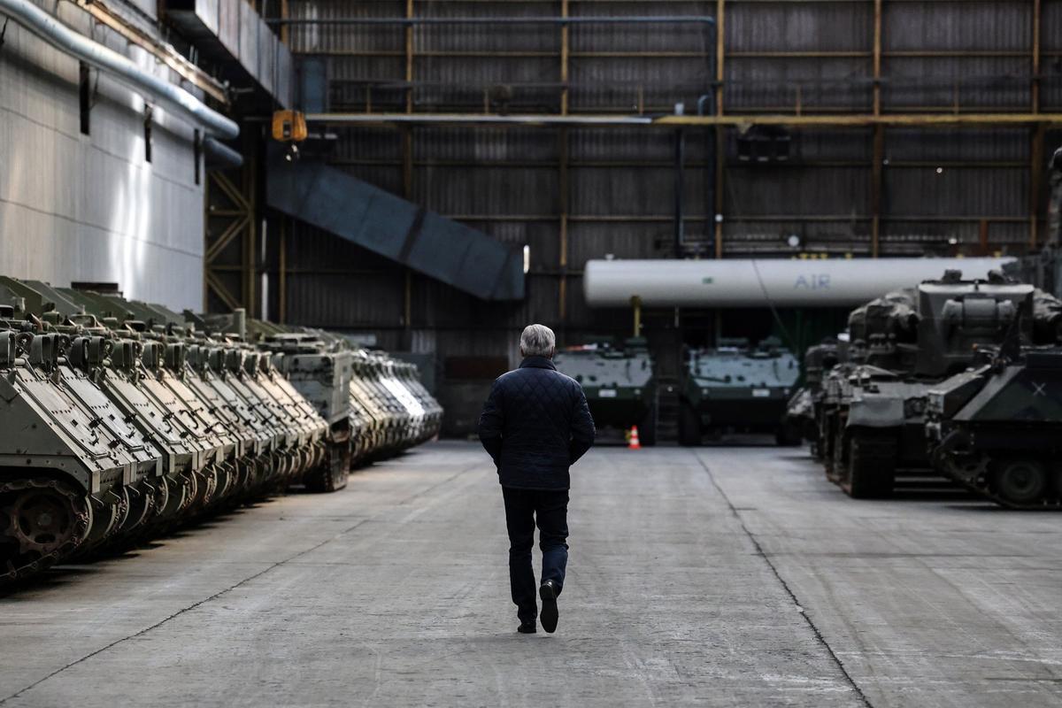 Líneas de tanques Leopard 1 de fabricación alemana en un hangar de OIP Land Systems SA en Tournai, Bélgica