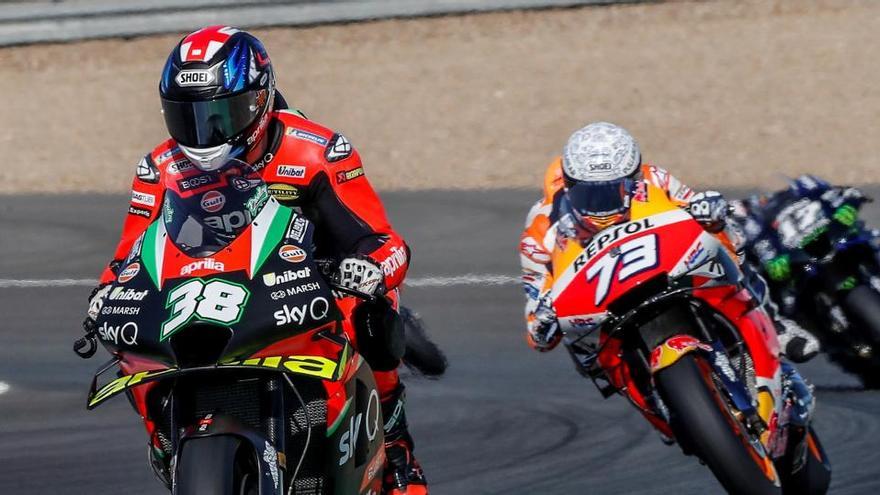 El piloto británico Bradley Smith, seguido por Alex Márquez y Maverick Viñales.