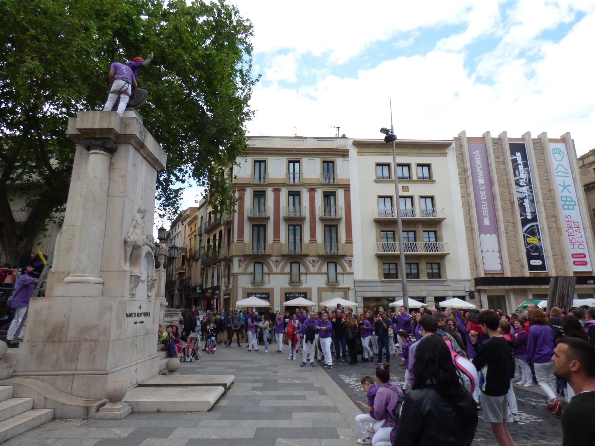 Els castellers de Figueres vesteixen la Monturiola