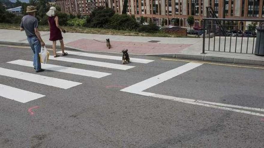 La zona en la que se produjo el accidente, con las marcas del atestado sobre la calzada.