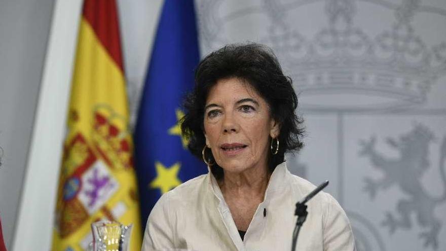 La portavoz Isabel Celaá (c), entre los ministros María Jesús Montero y José Luis Ábalos. // J.J.Guillén /Efe