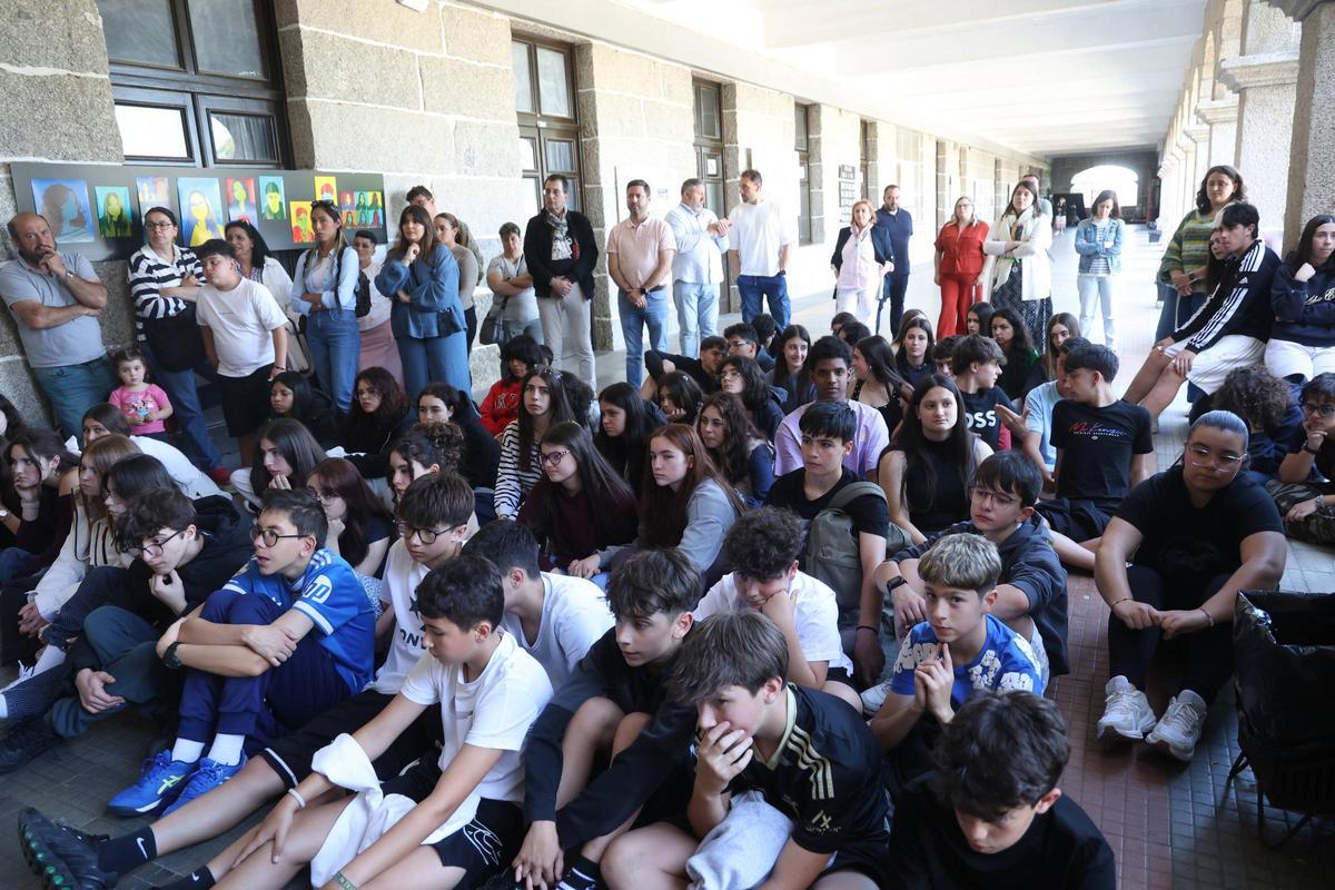 Asistentes a la inauguración.