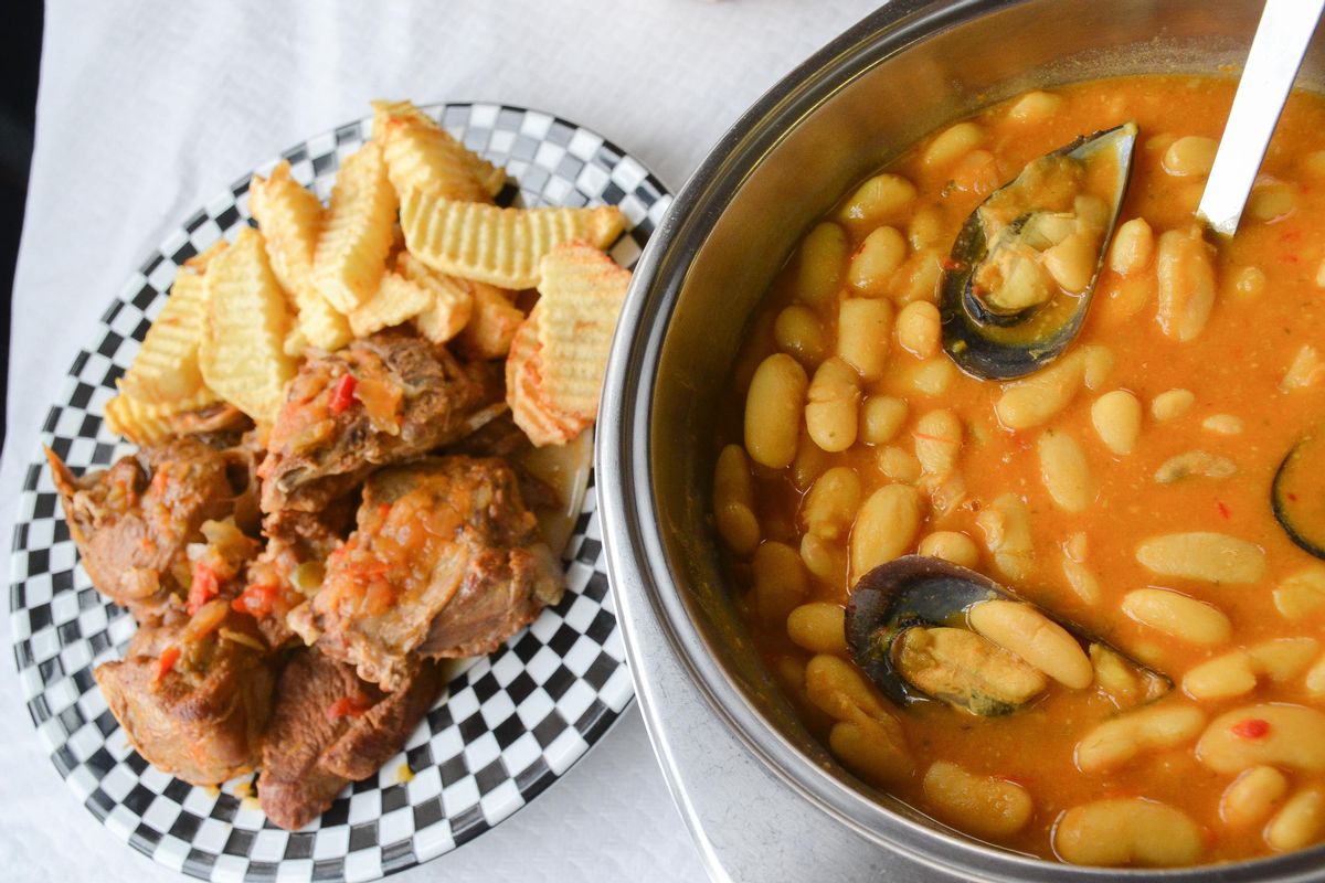 Fabes con mejillones y cordero guisado con patatas, dos platos habituales en el fin de semana.