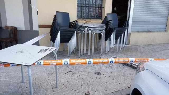 Los cascotes caídos sobre la terraza. // FdV