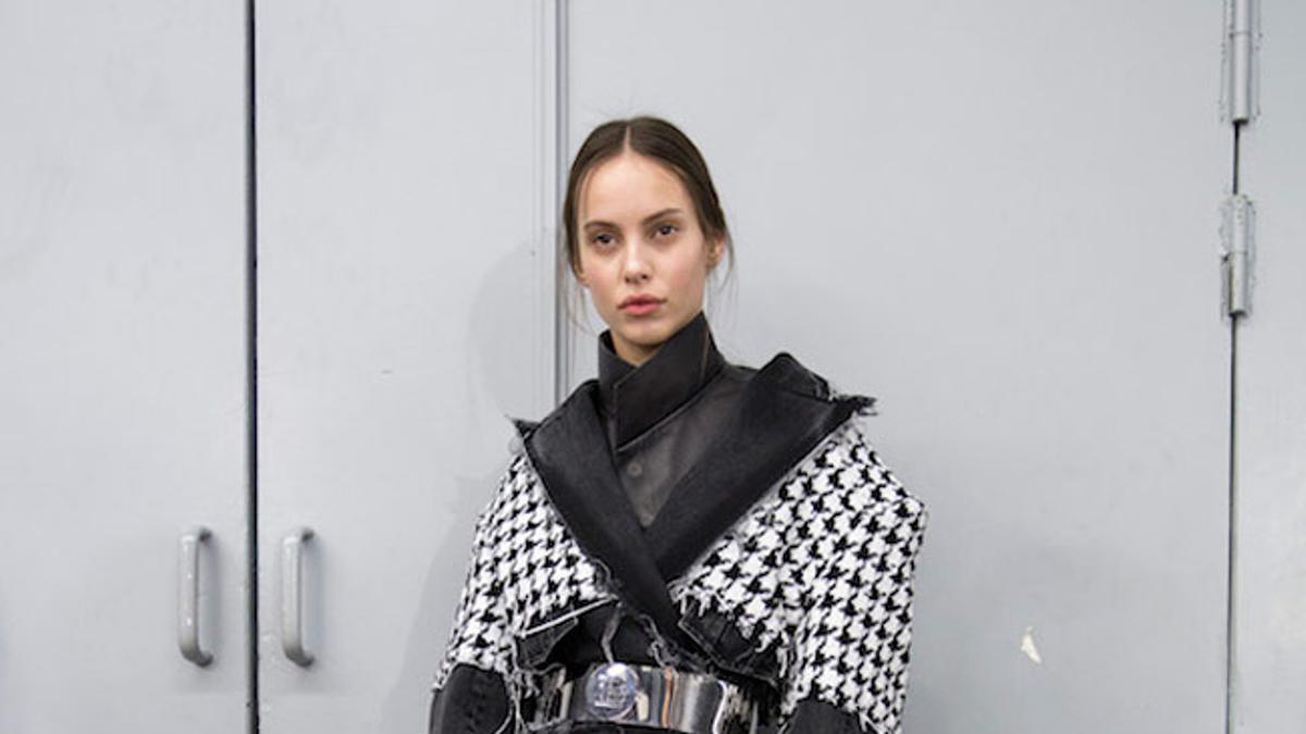 Chaqueta con estampado de pata de gallo en el 'backstage' de Balmain otoño-invierno 2019-2020