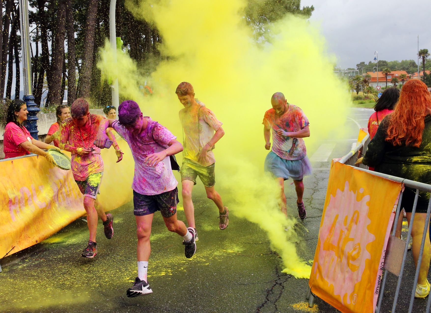 Samil se colorea con los miles de participantes de la Holi Run