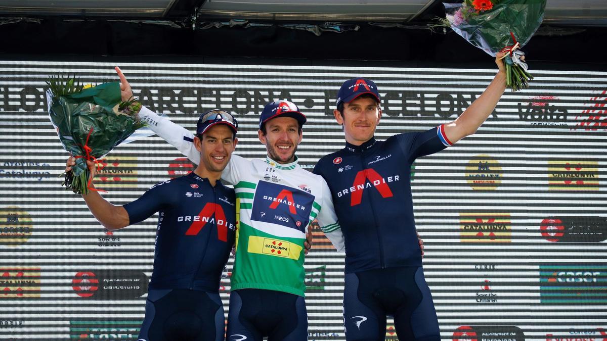 Adam Yates (C) celebra junto a sus compañeros de equipo Richie Porte (I) y Geraint Thomas.