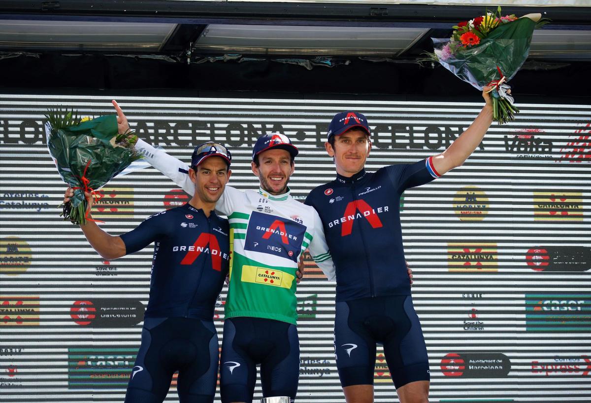 Adam Yates (C) celebra junto a sus compañeros de equipo Richie Porte (I) y Geraint Thomas.