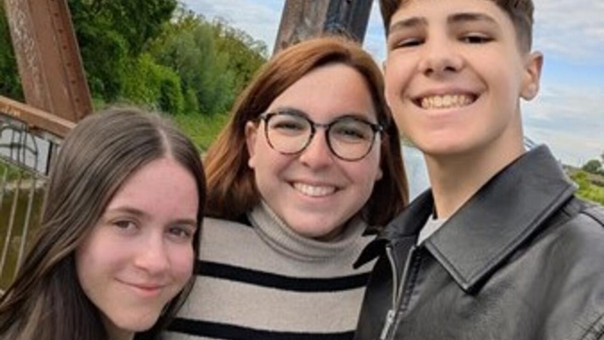 Los alumnos con su profesora.