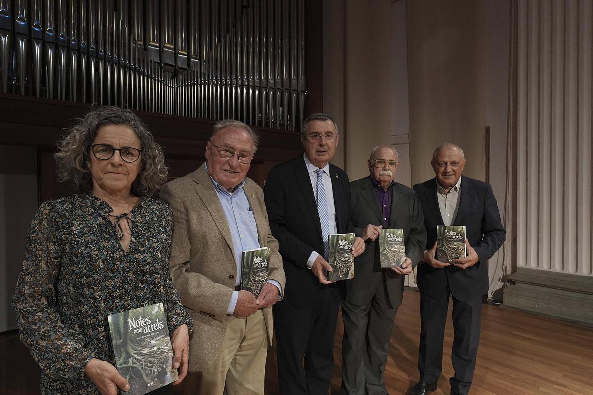 Fotogaleria: Victor Gay i Pere Codina reflexionen sobre la fragilitat de la vida en el llibre "Notes amb arrels"