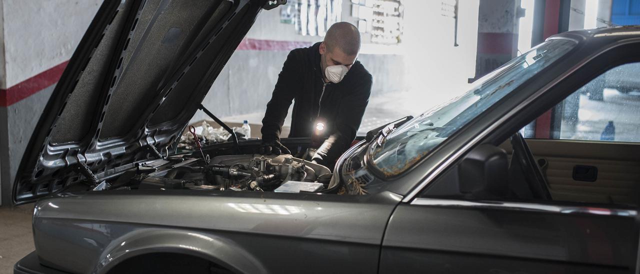 Un trabajador de un taller de coches durante su jornada laboral.