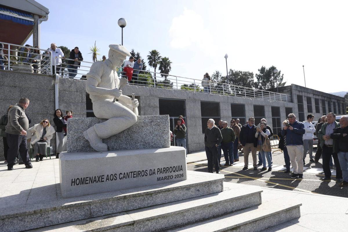 La escultura se encuentra a las puertas del centro social. | NOÉ PARGA