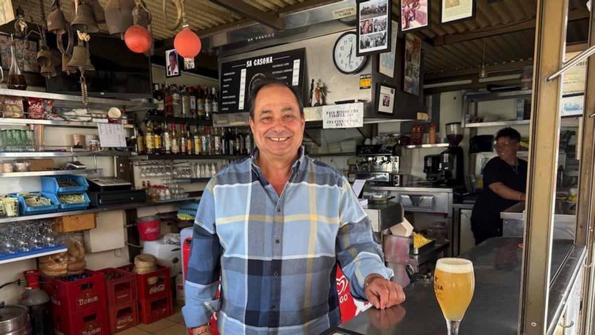 Jordi Sansó Brunet en su quiosco de Portocristo.