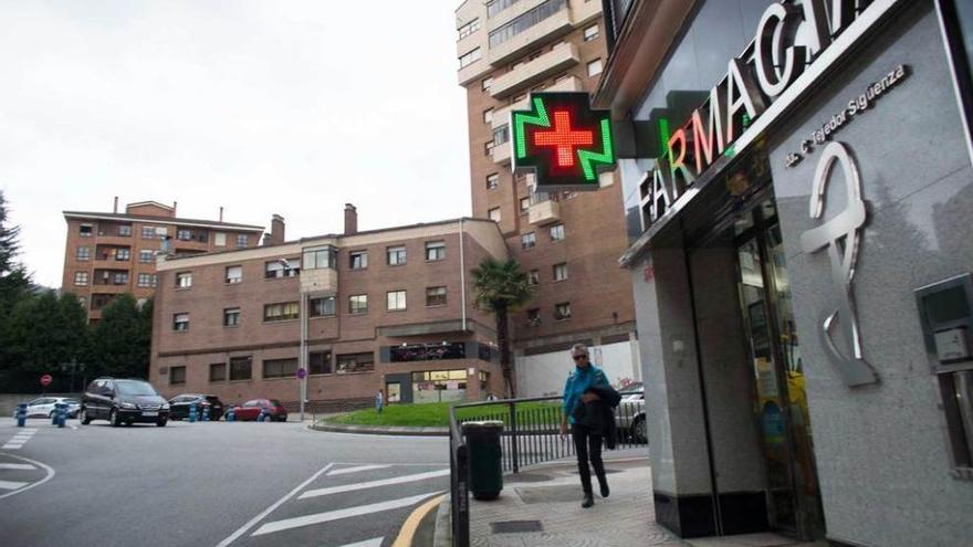 La farmacia asaltada en la calle Tirso de Avilés, en Pumarín.