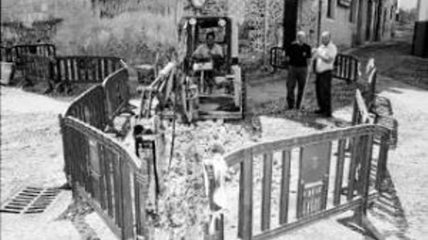 Obras en la plaza de las Piñuelas para mejorar el acceso el ayuntamiento