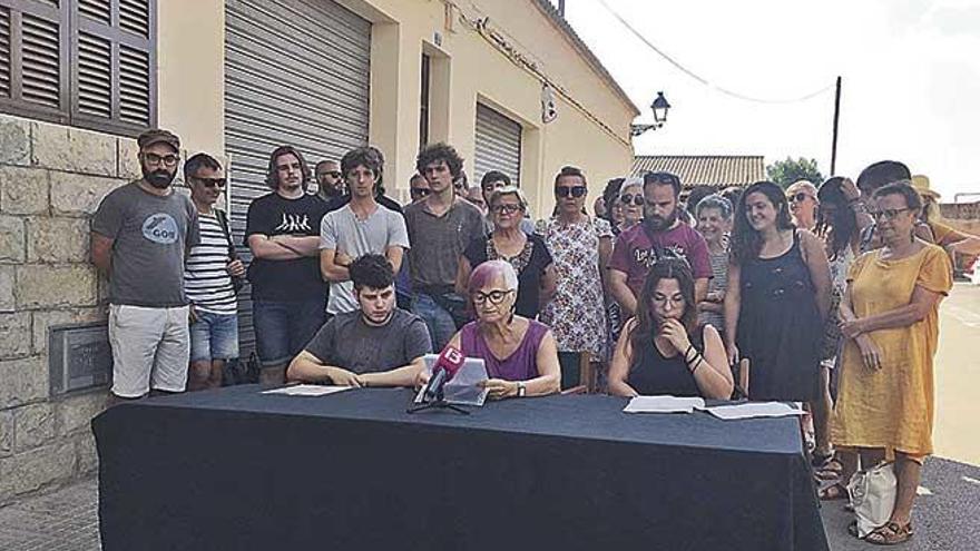 Momento de la rueda de prensa llevada a cabo ayer en la plaza de la ConcÃ²rdia.