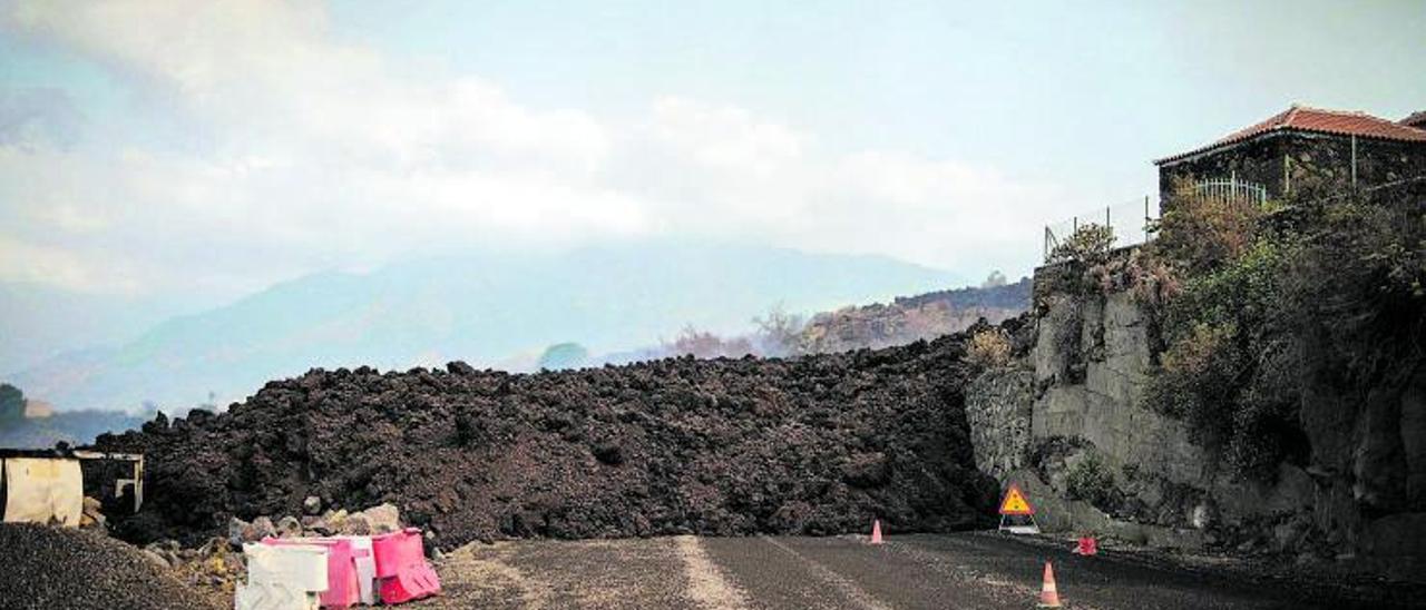 Una colada de lava atraviesa una de las carreteras principales. | | ANDRÉS GUTIÉRREZ