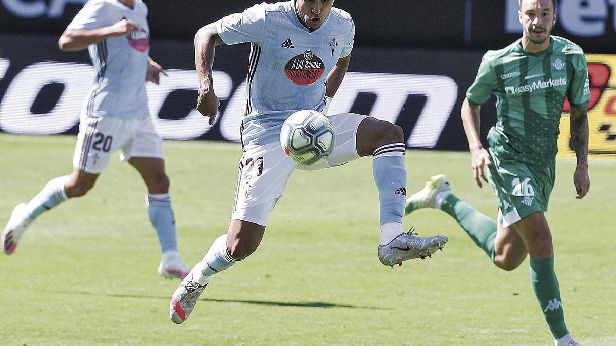 Murillo trata de despejar un balón durante un partido en Balaídos.