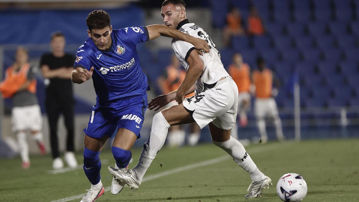 Andrés García, del Getafe, pugna por un balón con Durdevic, del Partizán, este jueves en Getafe.