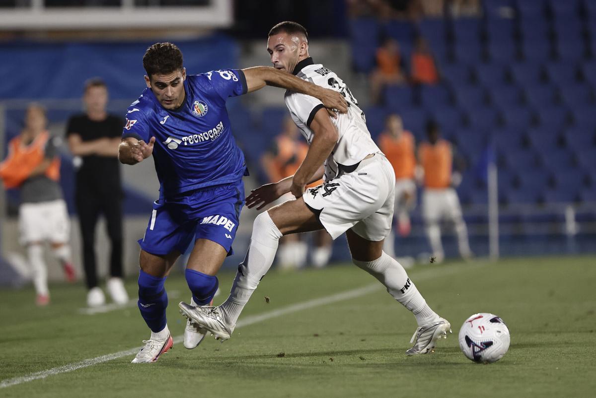 GETAFE (MADRID), 20/08/2026.- El centrocampista del Getafe Ramón Terrats (i) lucha con Vukasin Durdevic, del Partizán, en el partido de play-off de la Liga Conferencia que Getafe CF y Partizán de Belgrado disputan hoy jueves en el Coliseum de Getafe. EFE/Sergio Pérez