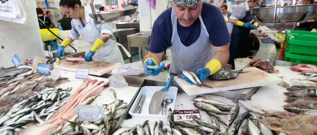 Un vendedor en el mercado del Calvario de Vigo // Adrián Irago