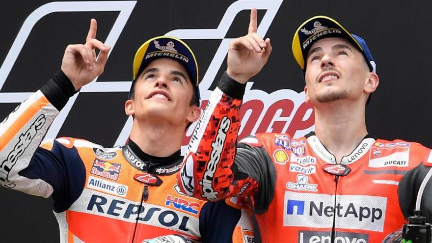 Lorenzo y Márquez en el podio de Montmeló.