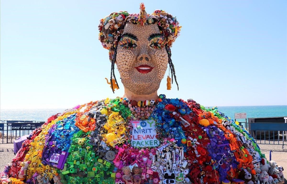 Escultura gigante que representa a la israelí Netta Barzilai, de la artista Levav Packer, hecha exclusivamente de juguetes usados para rendir homenaje a la canción ganadora del pasado año en Eurovisión Toy en Tel Aviv, donde hoy arranca el festival. Como artista, quería participar en la celebración de Eurovisión que organiza Israel; como alguien que crea con materiales y con la alegría de crear, la imagen que me vino a la mente fue Netta Barzilai hecha enteramente de juguetes, declaró a Efe la creadora israelí.