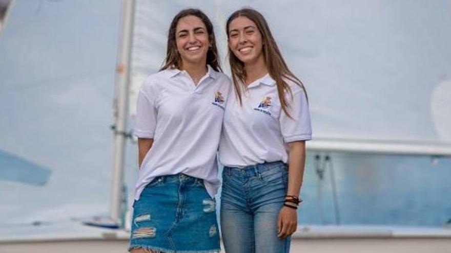 Patricia Reino -izquierda-, subcampeona del mundo de la clase 420 de vela junto a su compañera Isabel Laseica.