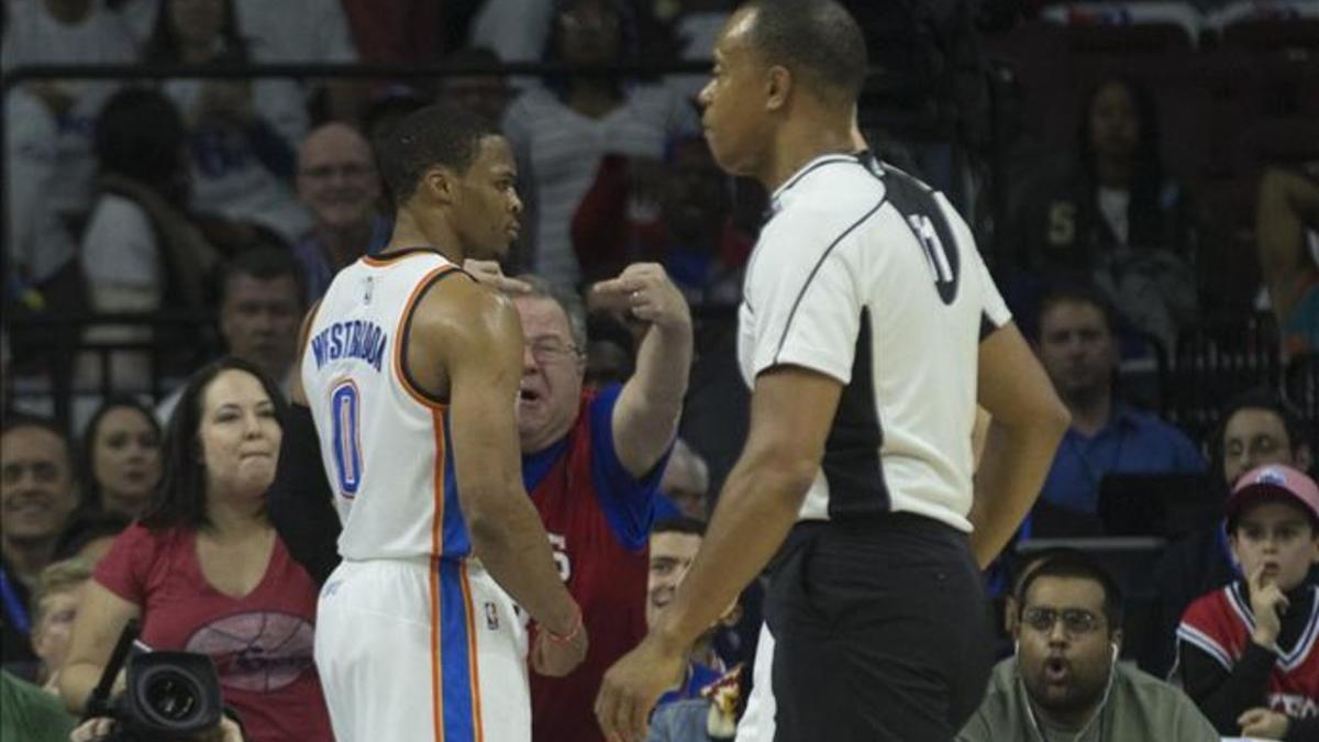 El aficionado trata de provocar a Westbrook tras anotar una canasta