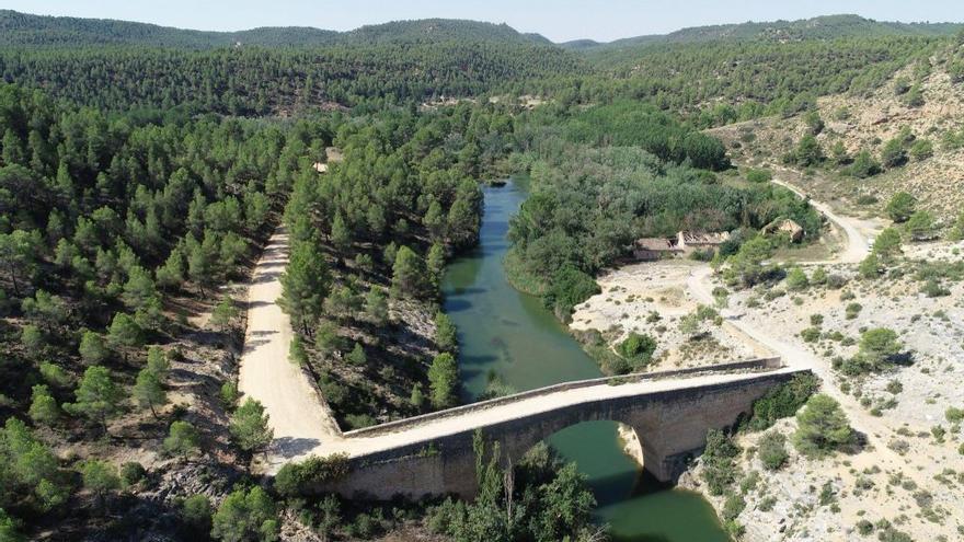 El antiquísimo puente sigue facilitando el cruce del indomable río Cabriel.