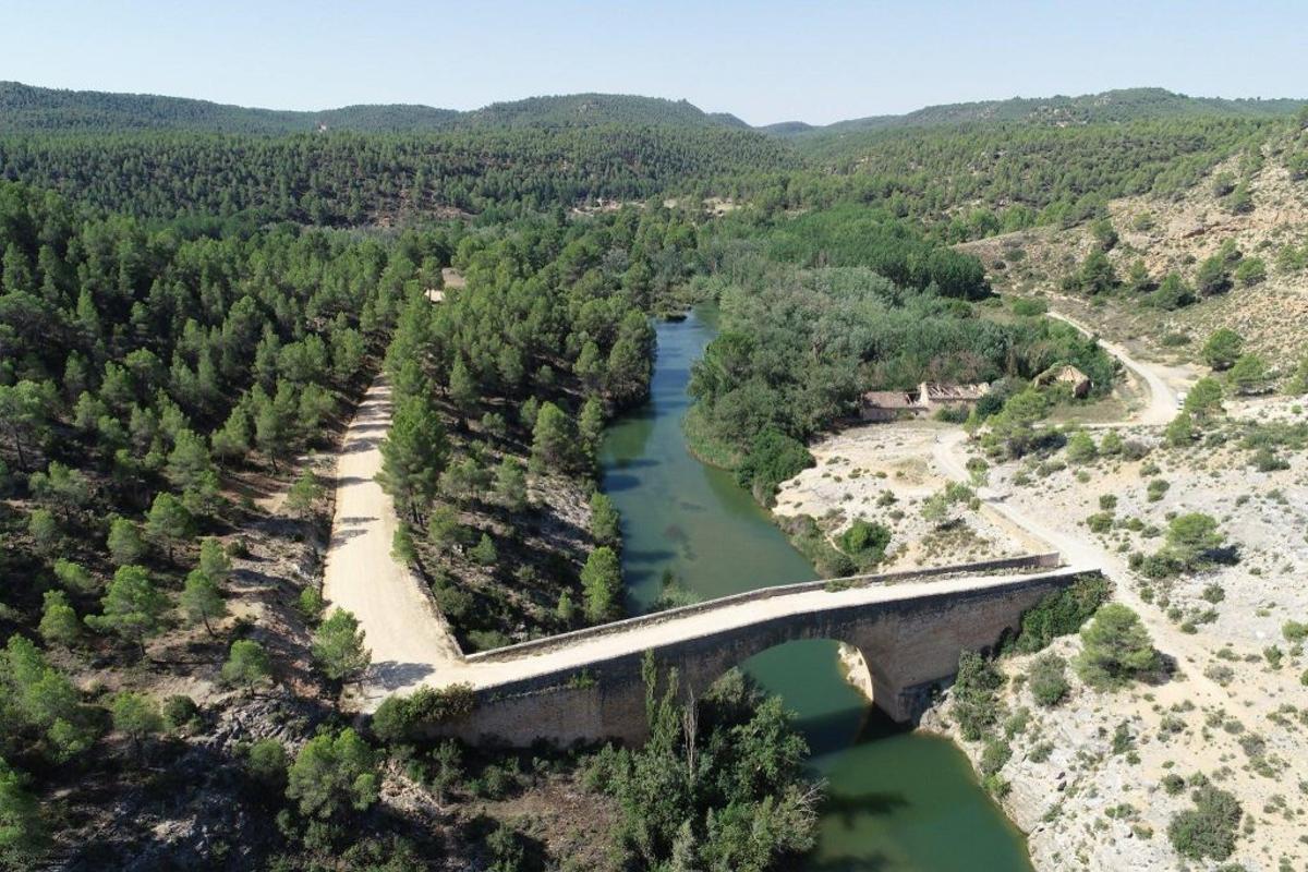 El antiquísimo puente sigue facilitando el cruce del indomable río Cabriel.