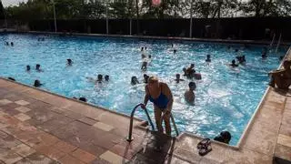 Rescatan a un joven del interior de la piscina de Silla