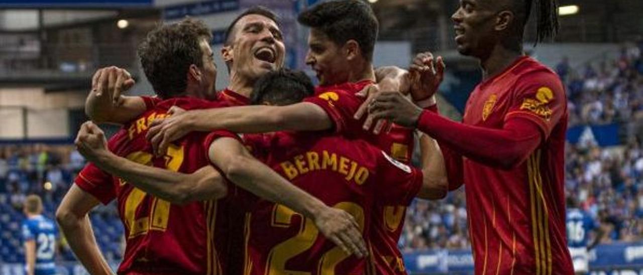 Francho, Zapater, Jaume y Jair abrazan a Bermejo tras uno de los goles en Oviedo.